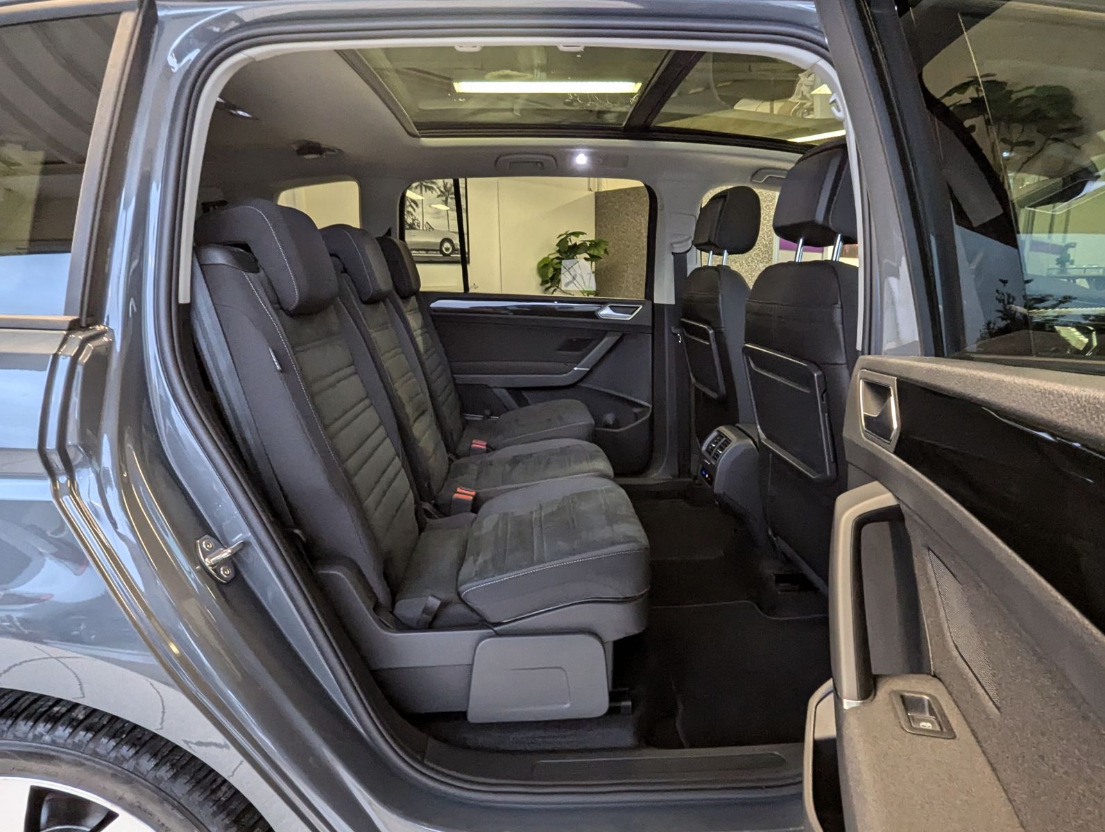 VW Touran 2.0 DSG R-Line High. Pano 7-Si IQ.Drive A - Image 19