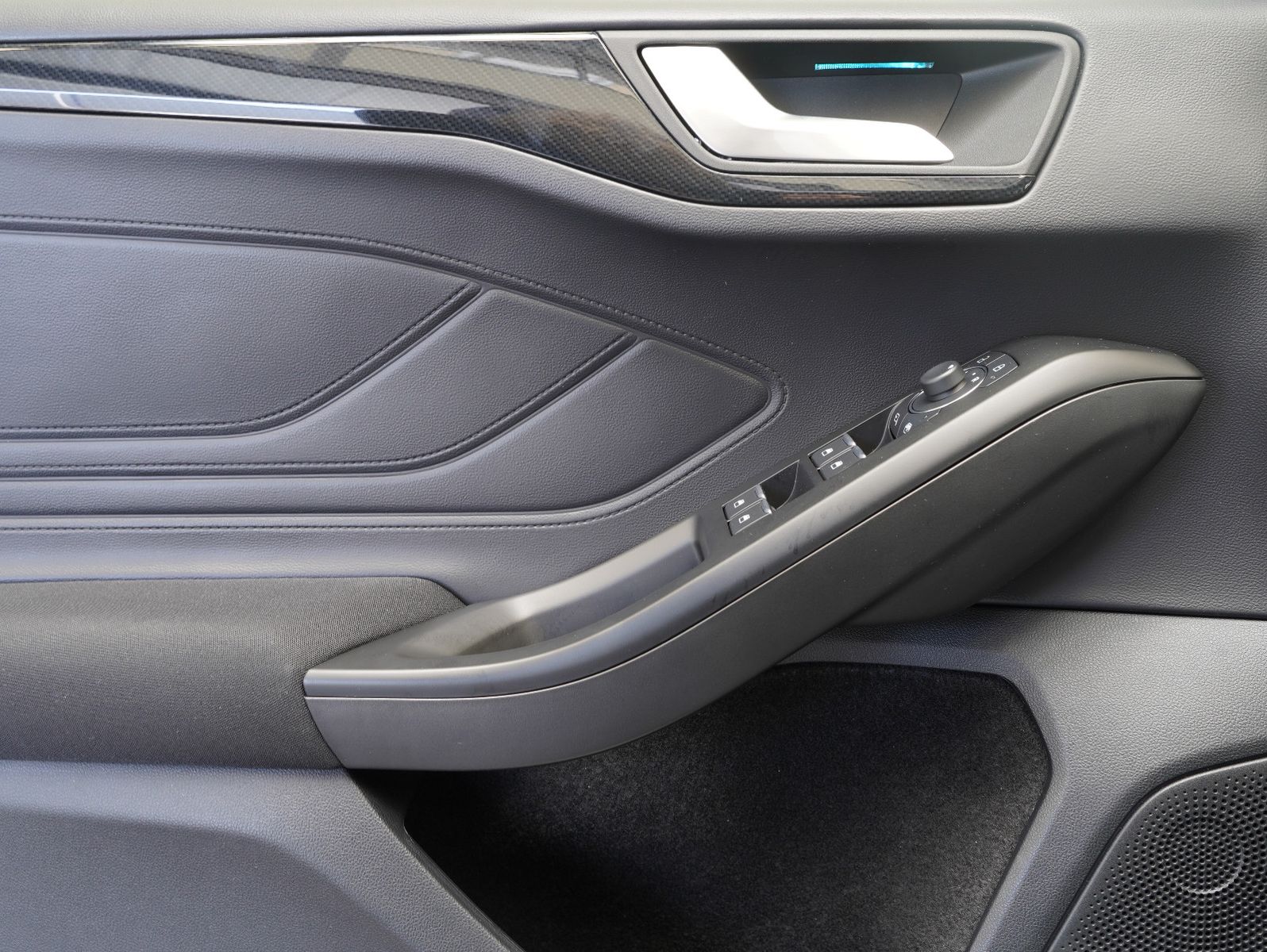 Fahrzeugabbildung Ford Focus Turnier ST-Line X 1.0 EcoBoost Mild-Hybrid