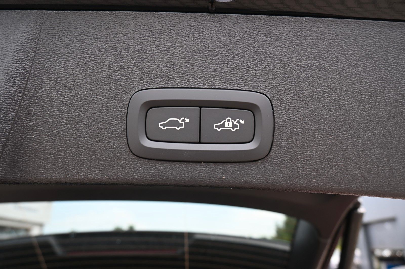 Fahrzeugabbildung Volvo XC40 B3 DKG Plus Dark*FSHZG*360°*AHK*AllSeason