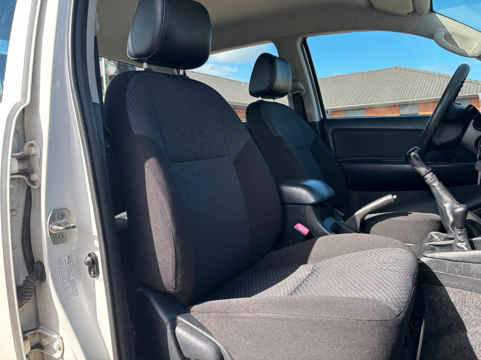 Toyota Hilux Double Cabine 2.5 144ch BVM - Carnet entretien - Attelage - Pneus toutes saisons