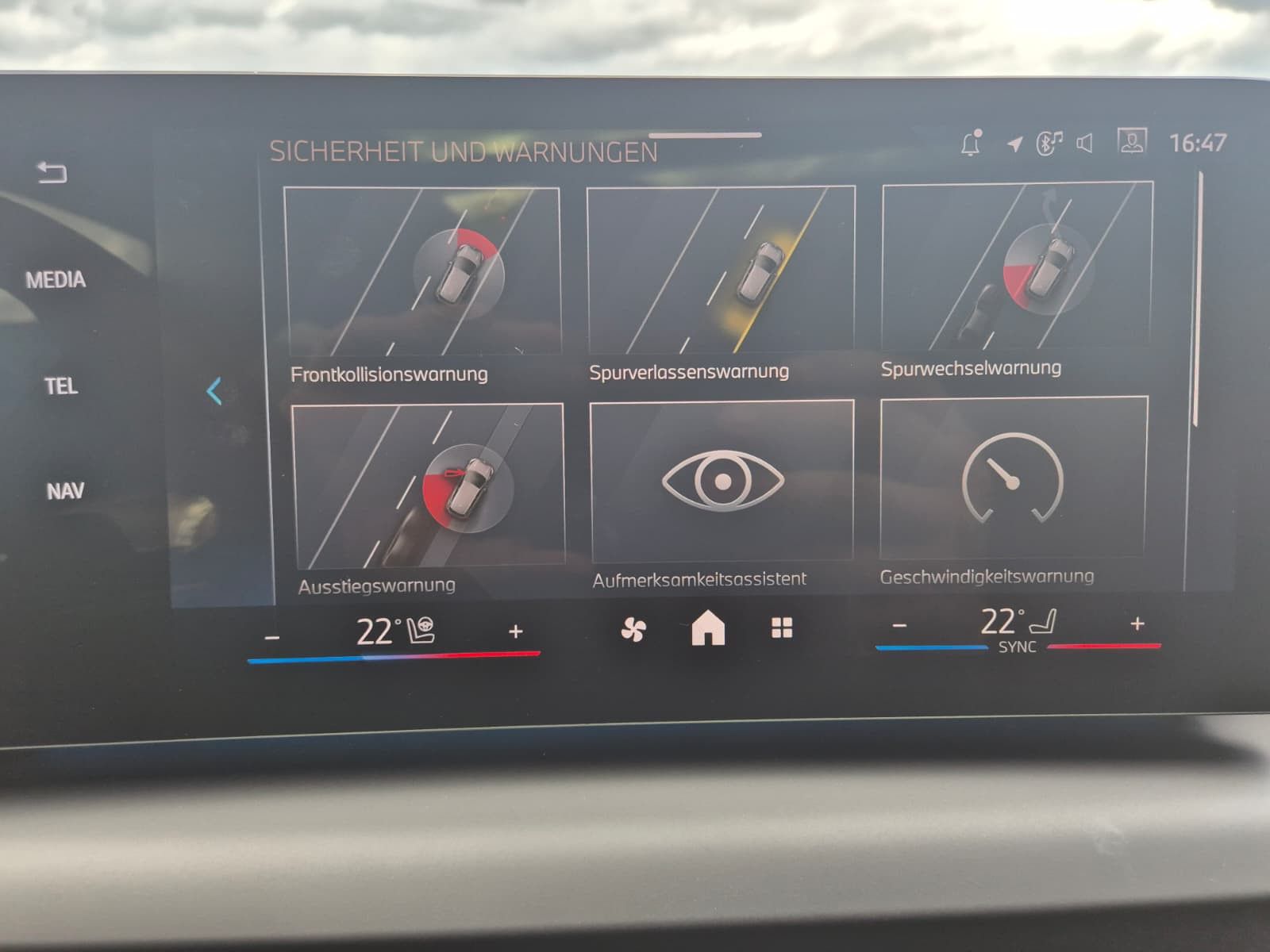 Fahrzeugabbildung BMW 120 i M Sport Adaptiv LED*PANO*AHK*M Alcantara