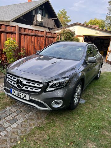 MERCEDES-BENZ GLA 180