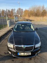 Skoda Superb 2.0 TDI DSG Elegance Combi Elegance - Skoda Superb aus 2011: Kombi