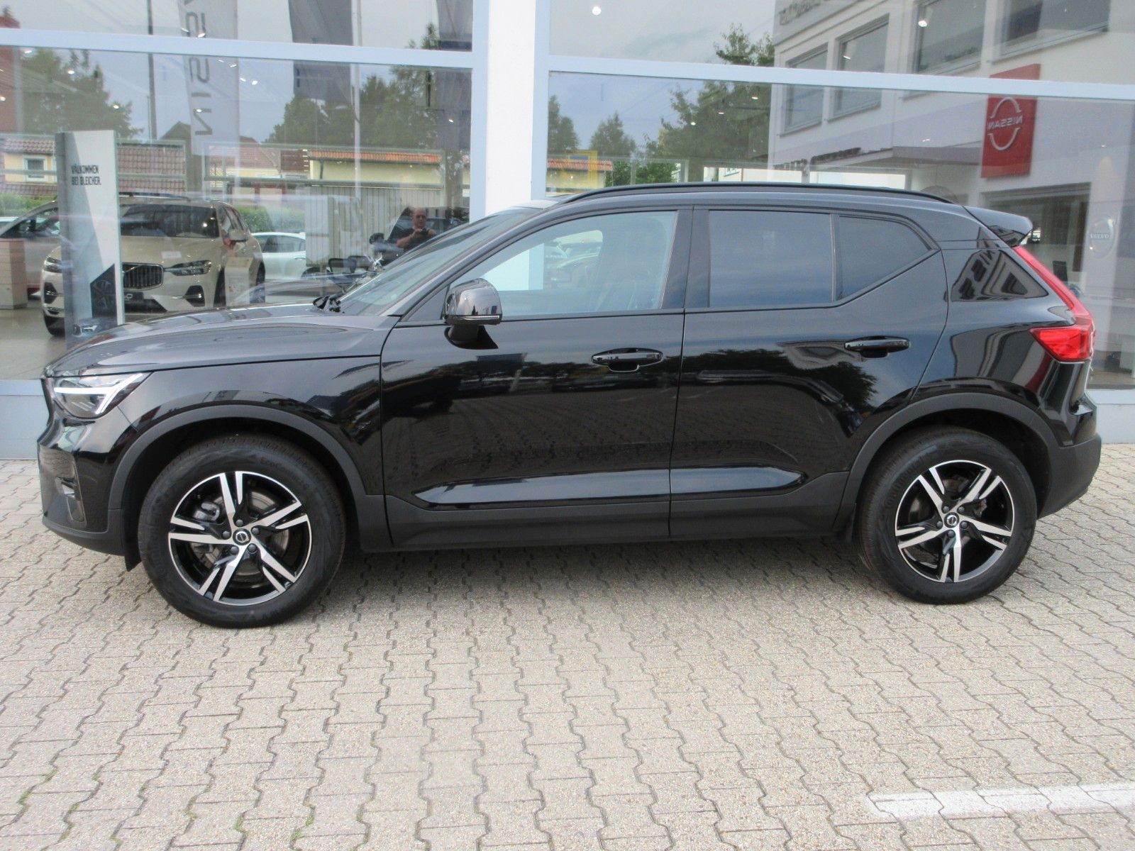 Fahrzeugabbildung Volvo XC 40 Plus Dark 2WD