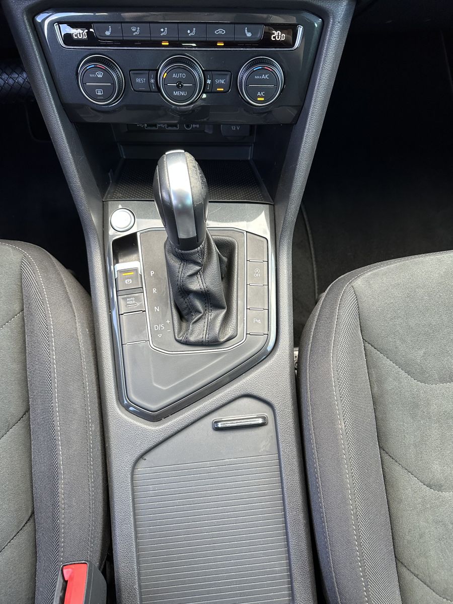 Fahrzeugabbildung Volkswagen Tiguan 2.0 TDI DSG R-Line NAV+LED+AHK+ACC+VCOCK