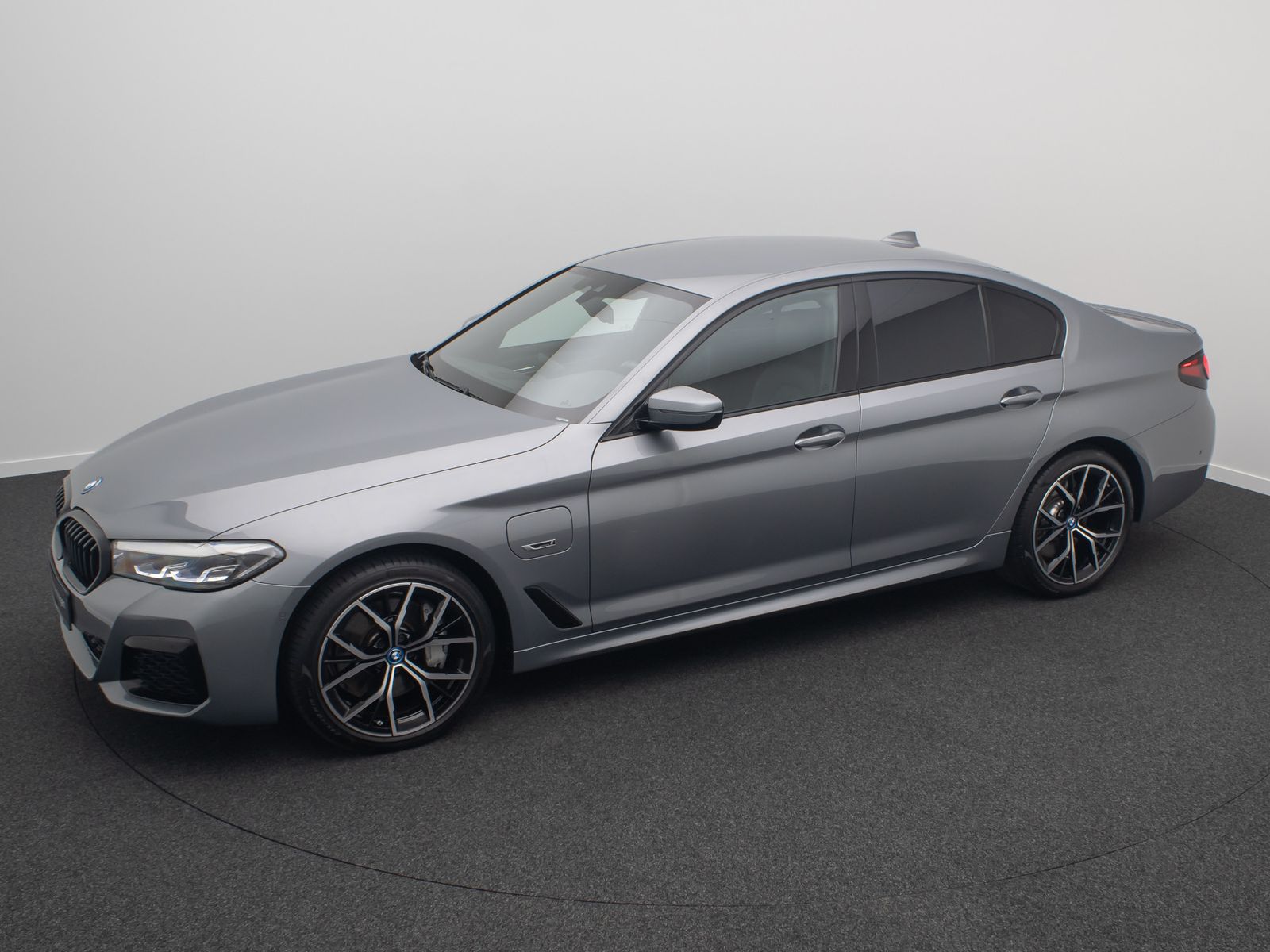 Fahrzeugabbildung BMW 545e xD M Sport Kamera DAB 4xKlima Alarm 19Zoll