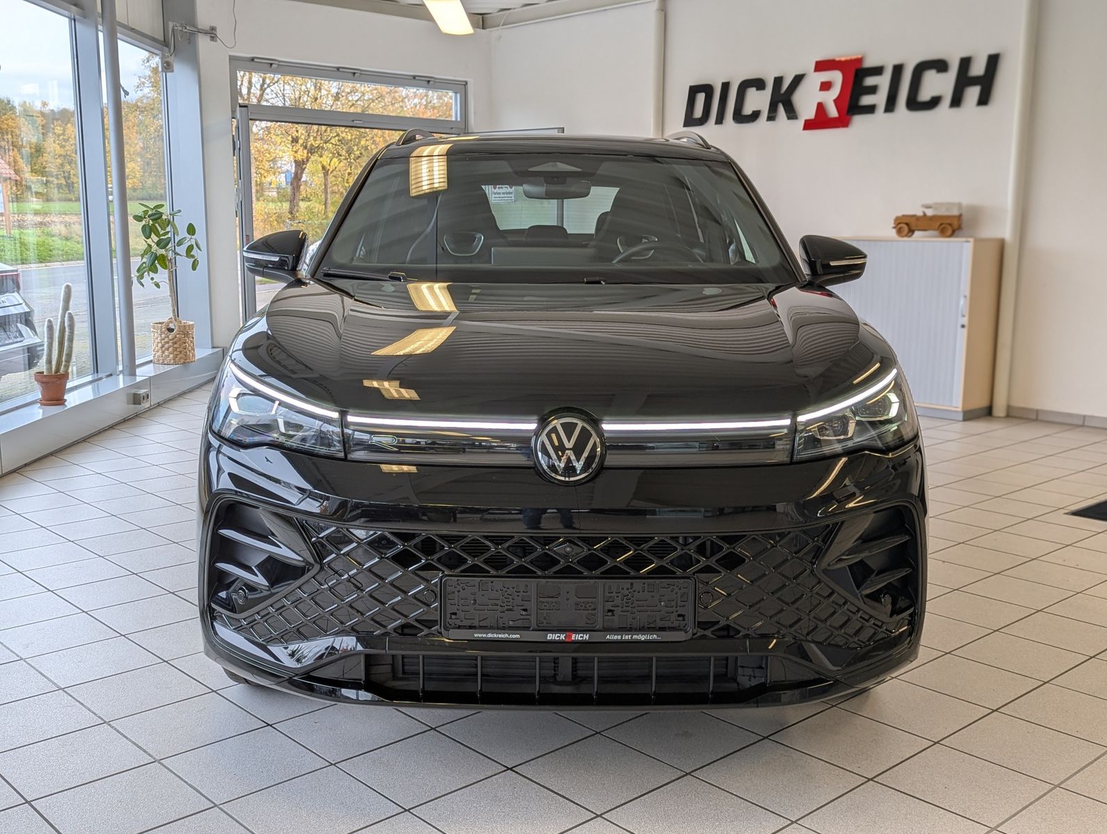 Fahrzeugabbildung Volkswagen Tiguan 2.0TDI R-Line 4M Pano Black Matrix AHK 20