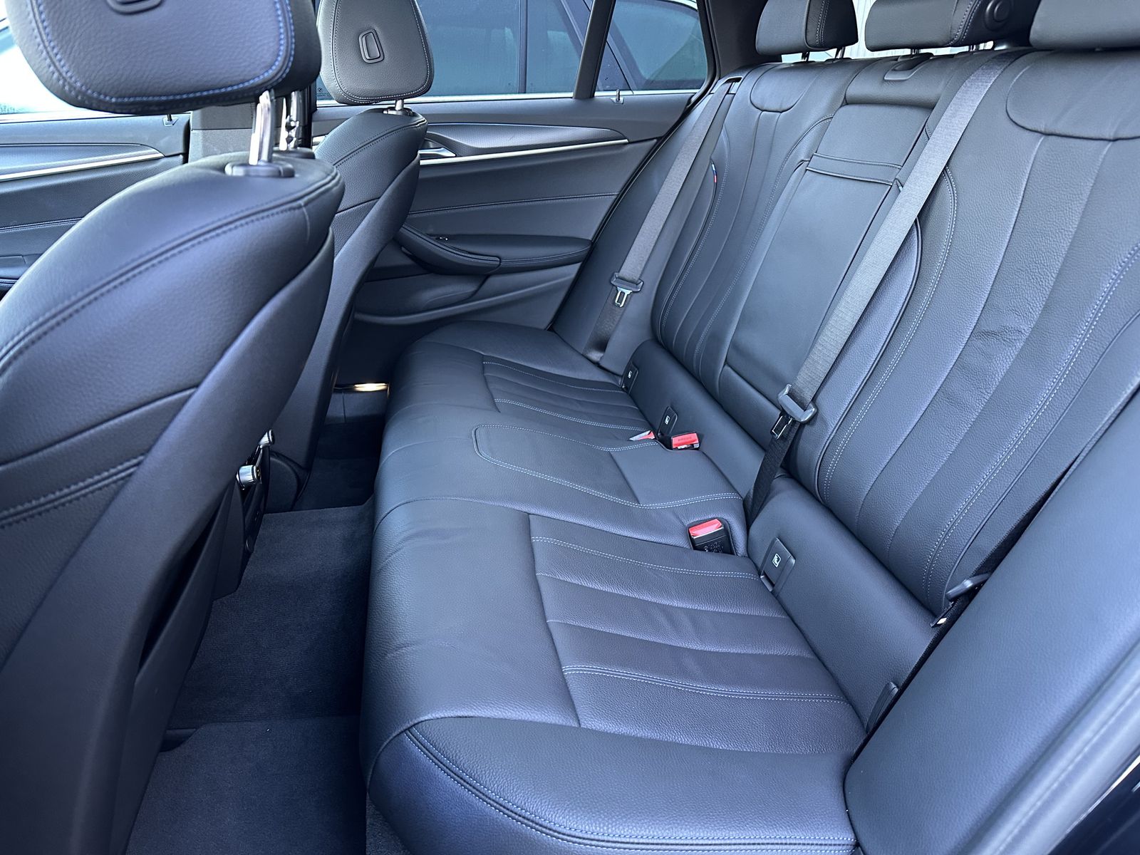 Fahrzeugabbildung BMW 530e Touring xDrive M-Sport NAV+LED+PANORAMA+HUD