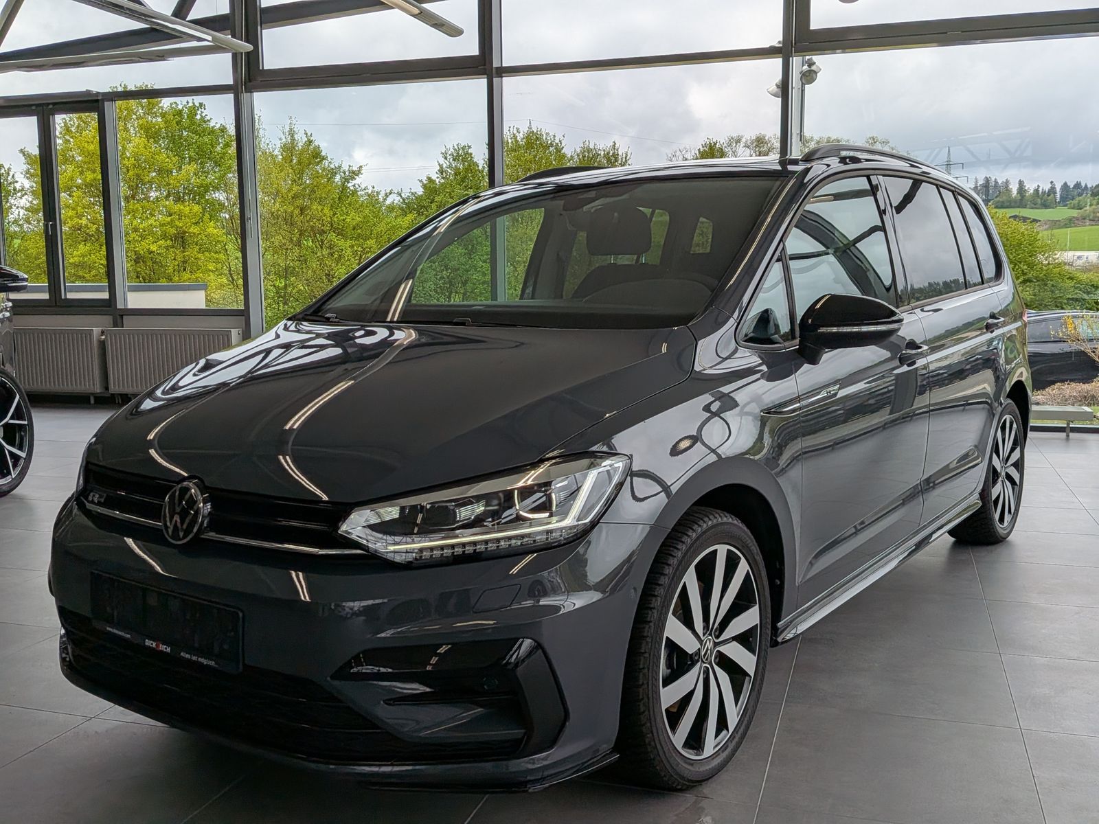 Fahrzeugabbildung Volkswagen Touran 2.0 DSG R-Line High Pano 7-Si IQ AHK VOLL