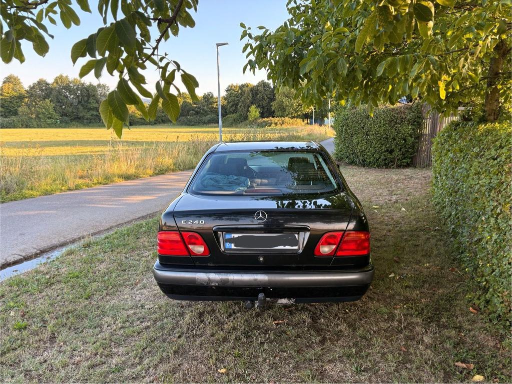 Mercedes-Benz E 240