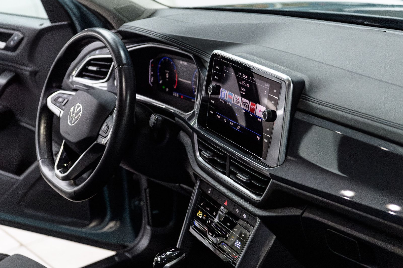 Fahrzeugabbildung Volkswagen T-Roc Style 1.5 TSI DSG LED+AHK+KEYLESS+KAMERA