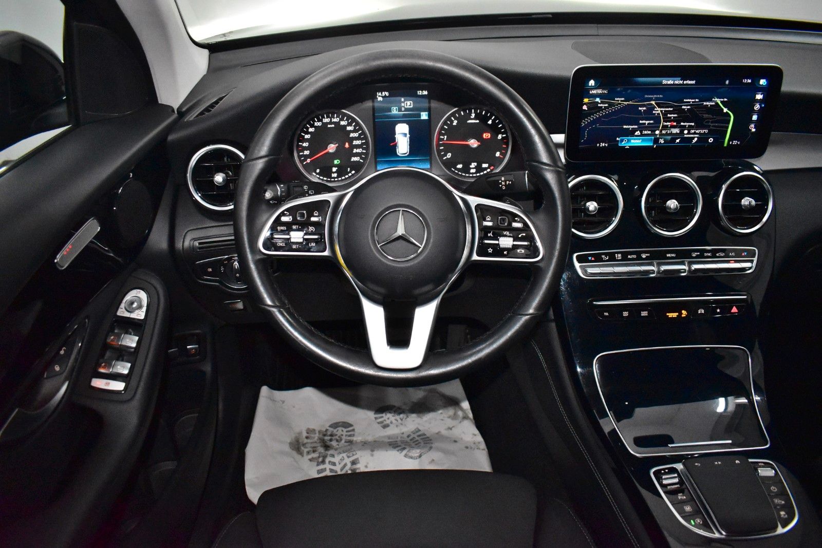 Fahrzeugabbildung Mercedes-Benz GLC 220d 4M Navi,LED,Kamera,Park-Paket,SR+WR