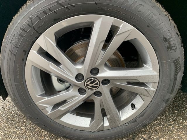 Fahrzeugabbildung Volkswagen Taigo 1,5 TSI DSG R-LINE IQ DIRVE KAMERA NAVI MA