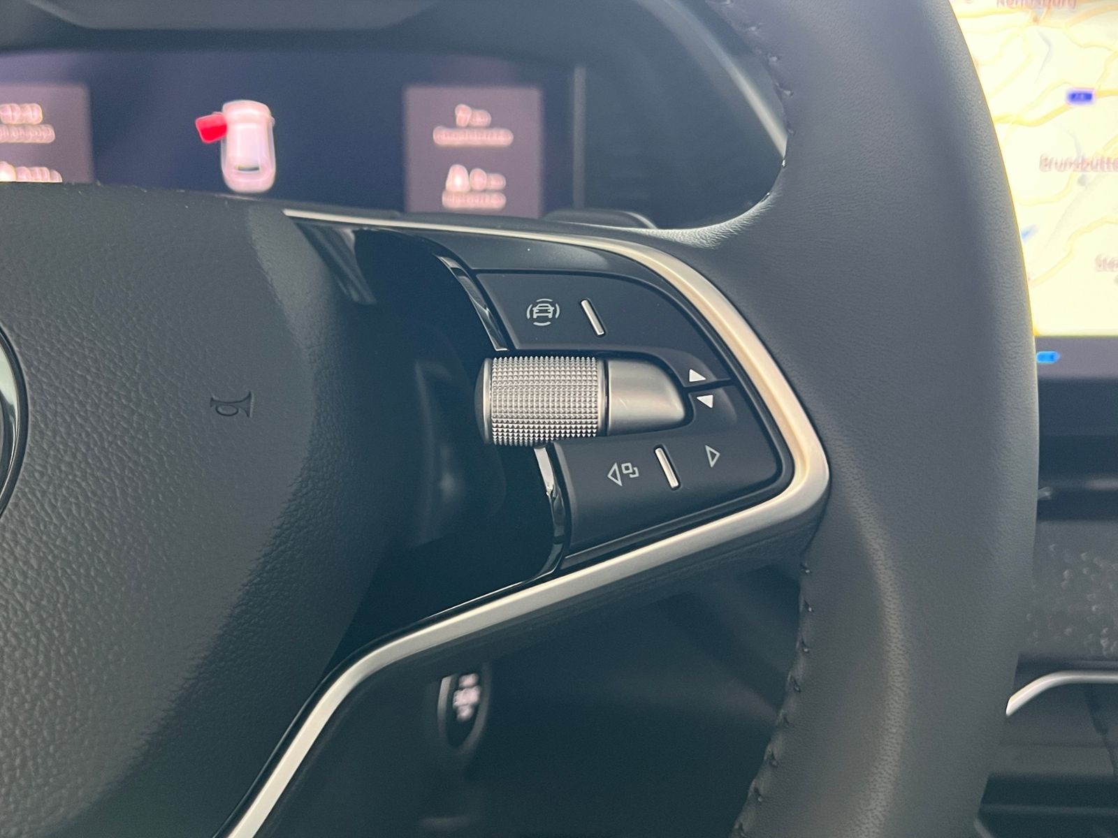 Fahrzeugabbildung SKODA Octavia Combi IV Selection 2.0 TDI DSG *AHK, LED