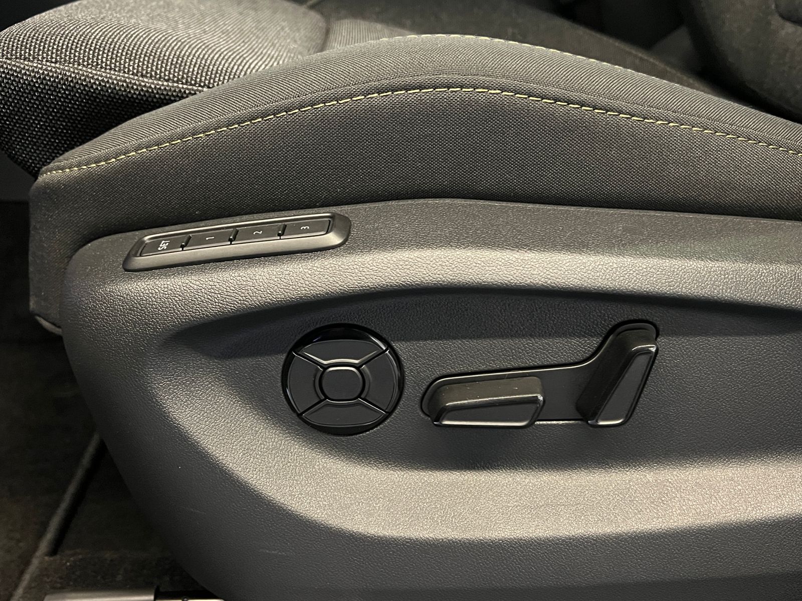 Fahrzeugabbildung SKODA Kodiaq Selection 2.0 TDI DSG *AHK, 7 Sitze, Pano