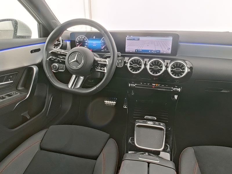 Fahrzeugabbildung Mercedes-Benz A 200 Edt AMG 360°+Distr+Ambi+Keyless+Multibeam