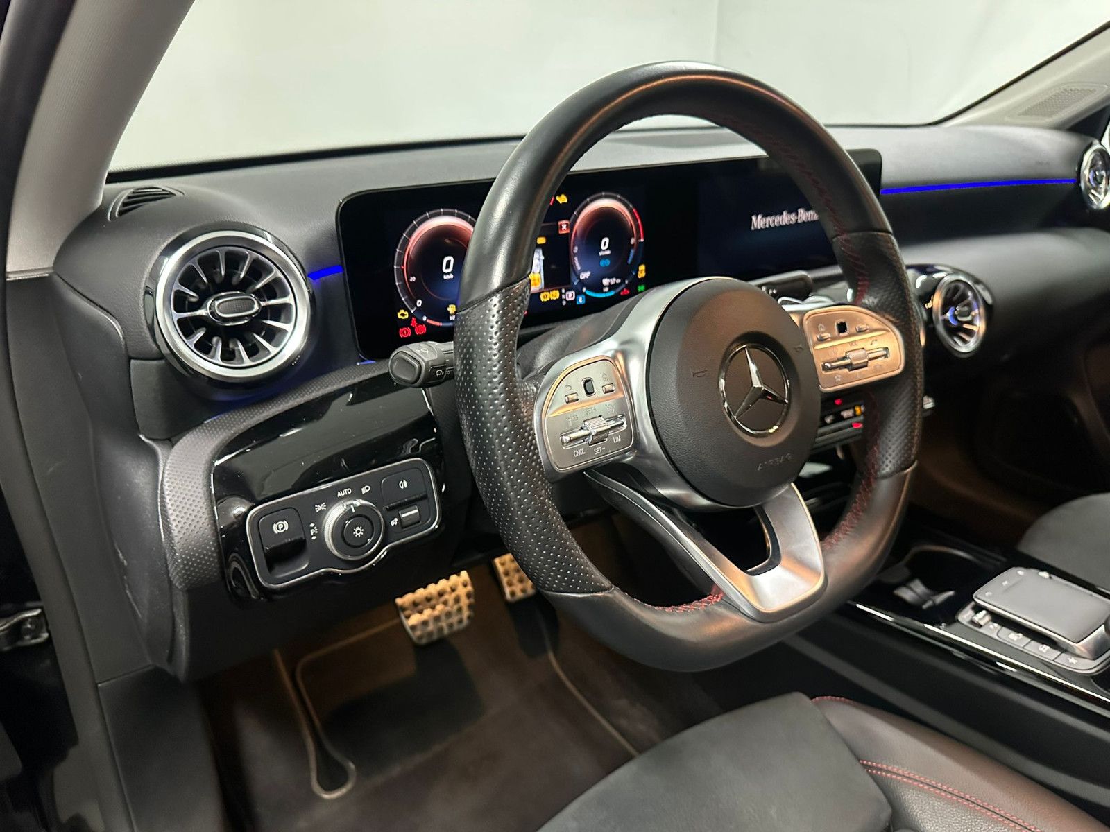 Fahrzeugabbildung Mercedes-Benz A 250 e LIMOUSINE *AMG-LINE* AMBIL*LED*KEYLESS