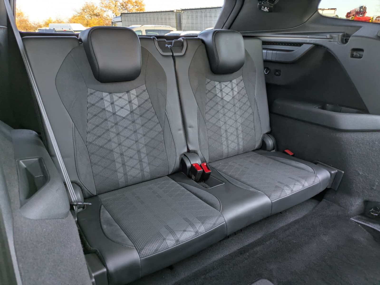 Fahrzeugabbildung Volkswagen Tayron 2.0 TDI 4M R-Line BLACK*7Si*MATRIX*PANO