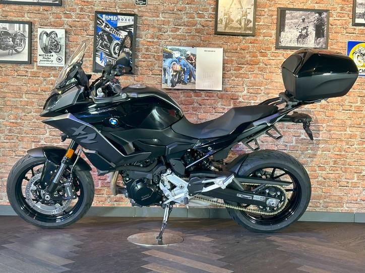 BMW F 900 XR A2 TIEF Triple Black 3 Pakete, Topcase