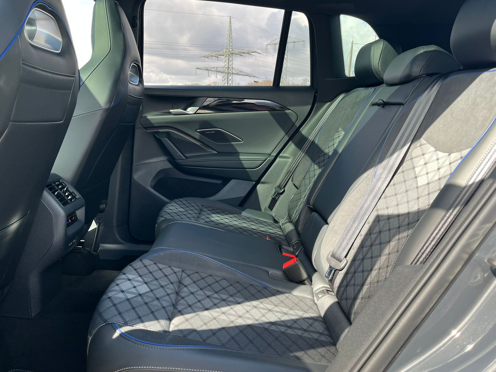 Fahrzeugabbildung Volkswagen Tiguan 2.0 TDI 4M R-Line PANO*H&K*AHK*MATRIX*20"