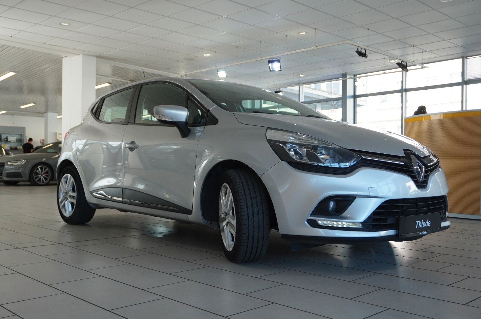 Fahrzeugabbildung Renault Clio IV 0.9 TCE LIM. ENERGY LED/SHZ/PDC/TEMP/DAB