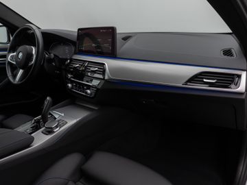 Fahrzeugabbildung BMW 540d xD Tour M Sport HUD HiFi Laserlicht 19``