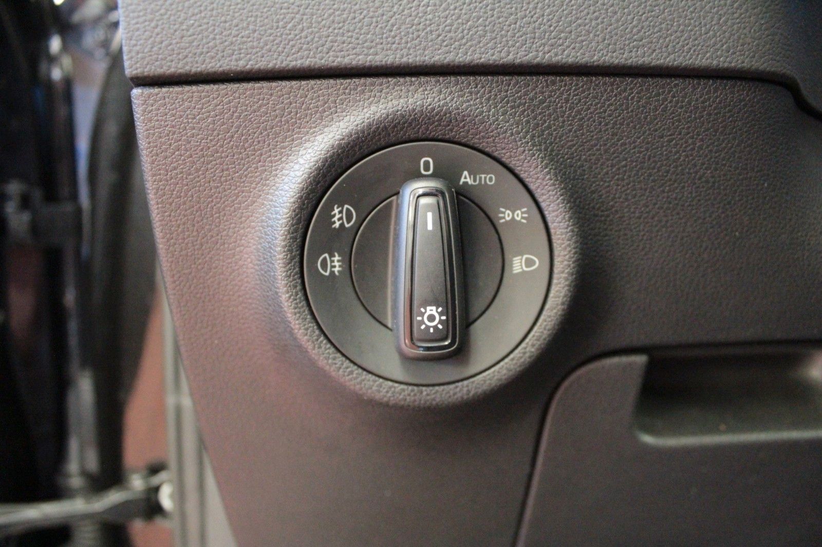 Fahrzeugabbildung SKODA Karoq 1.0 TSI AMBITION  AHK *Allwetter*