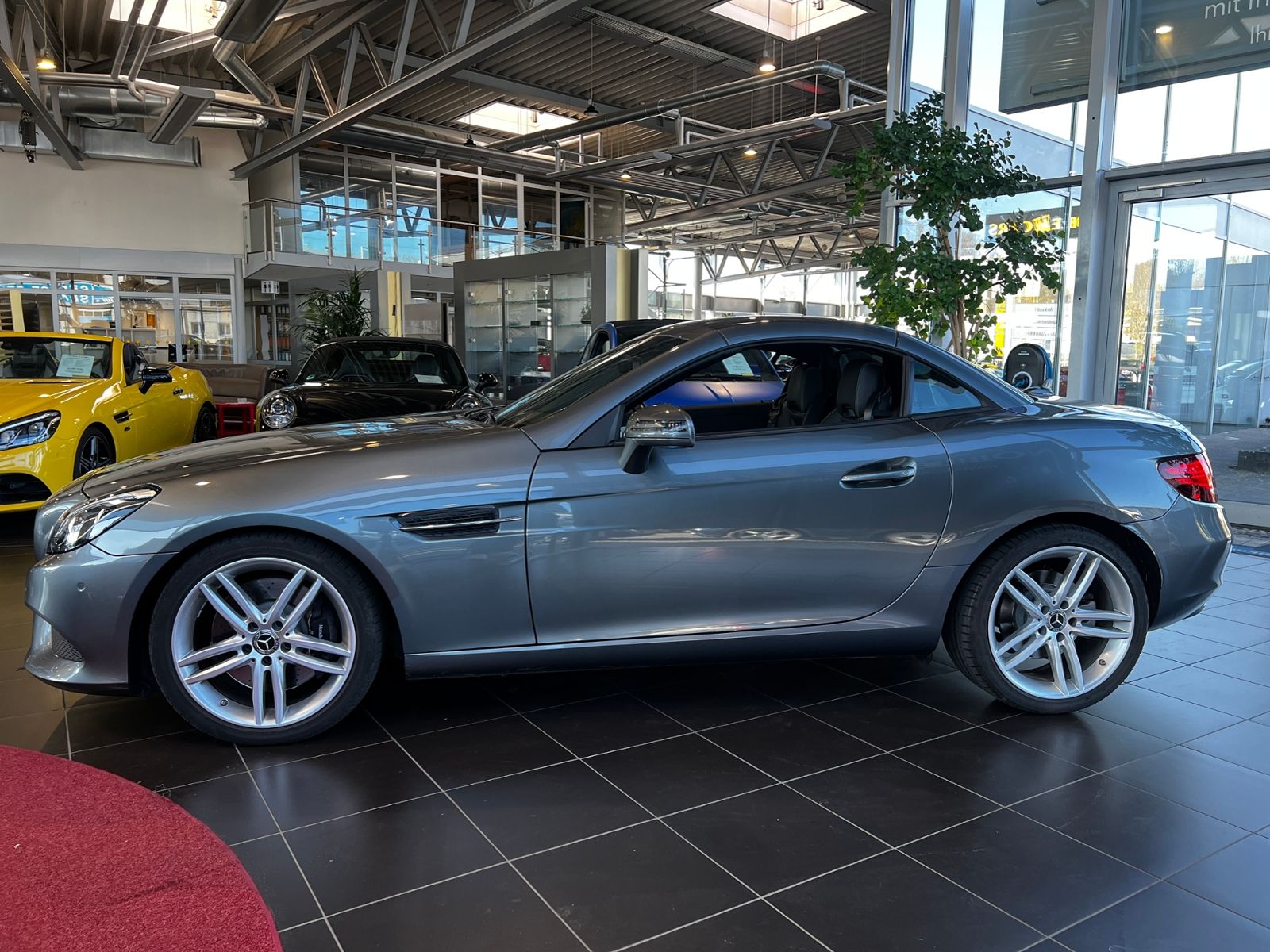 Fahrzeugabbildung Mercedes-Benz SLC 300 Memory AIRSCARF AHK LED