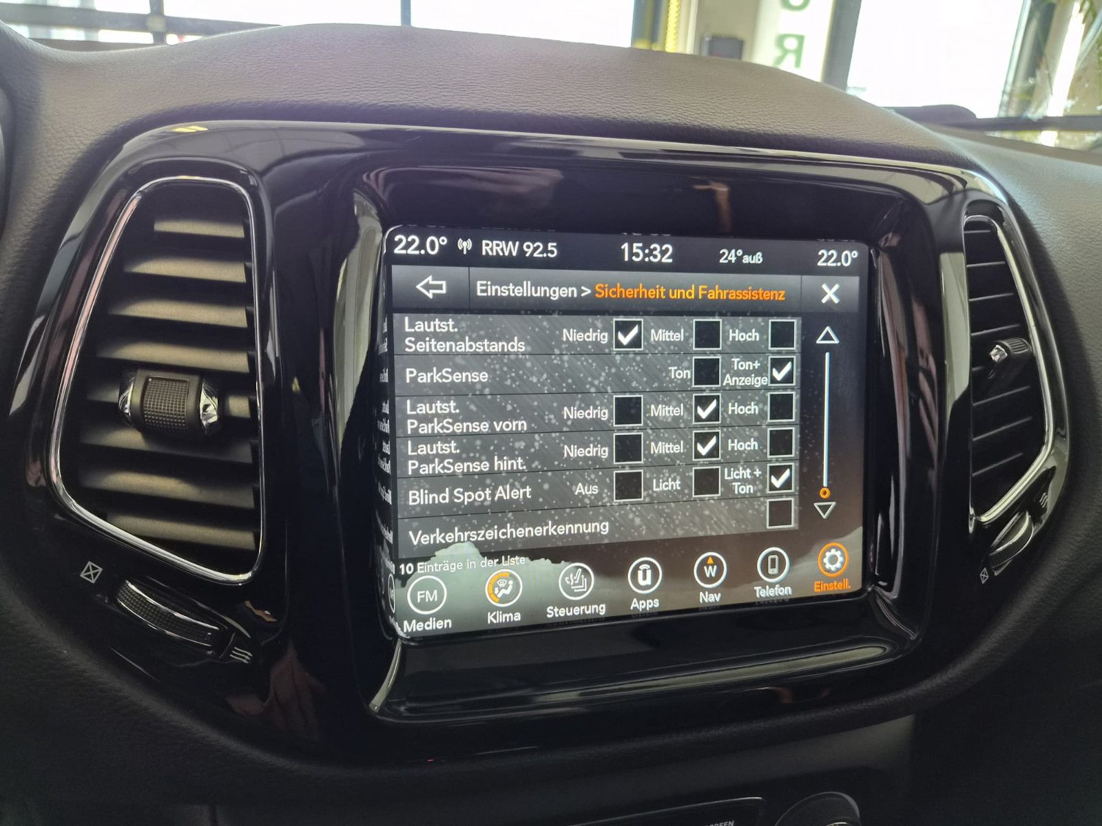 Fahrzeugabbildung Jeep Compass Limited 4WD / LED / NAVI / LEDER