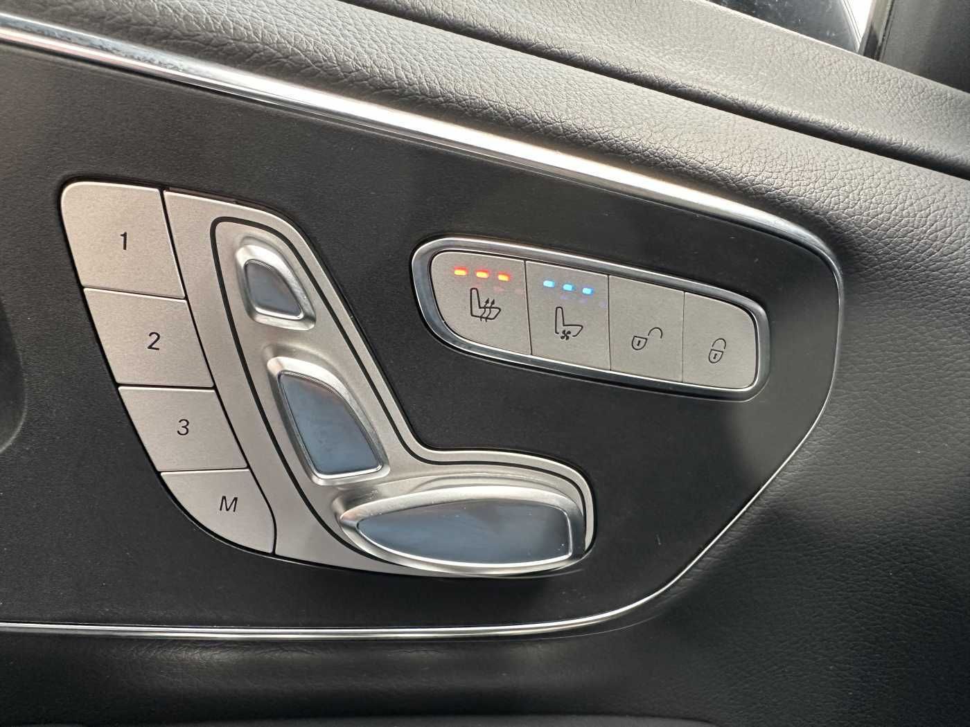Fahrzeugabbildung Mercedes-Benz V 300 d EXCLUSIVE 4MATIC AMG NIGHT AHK Tische