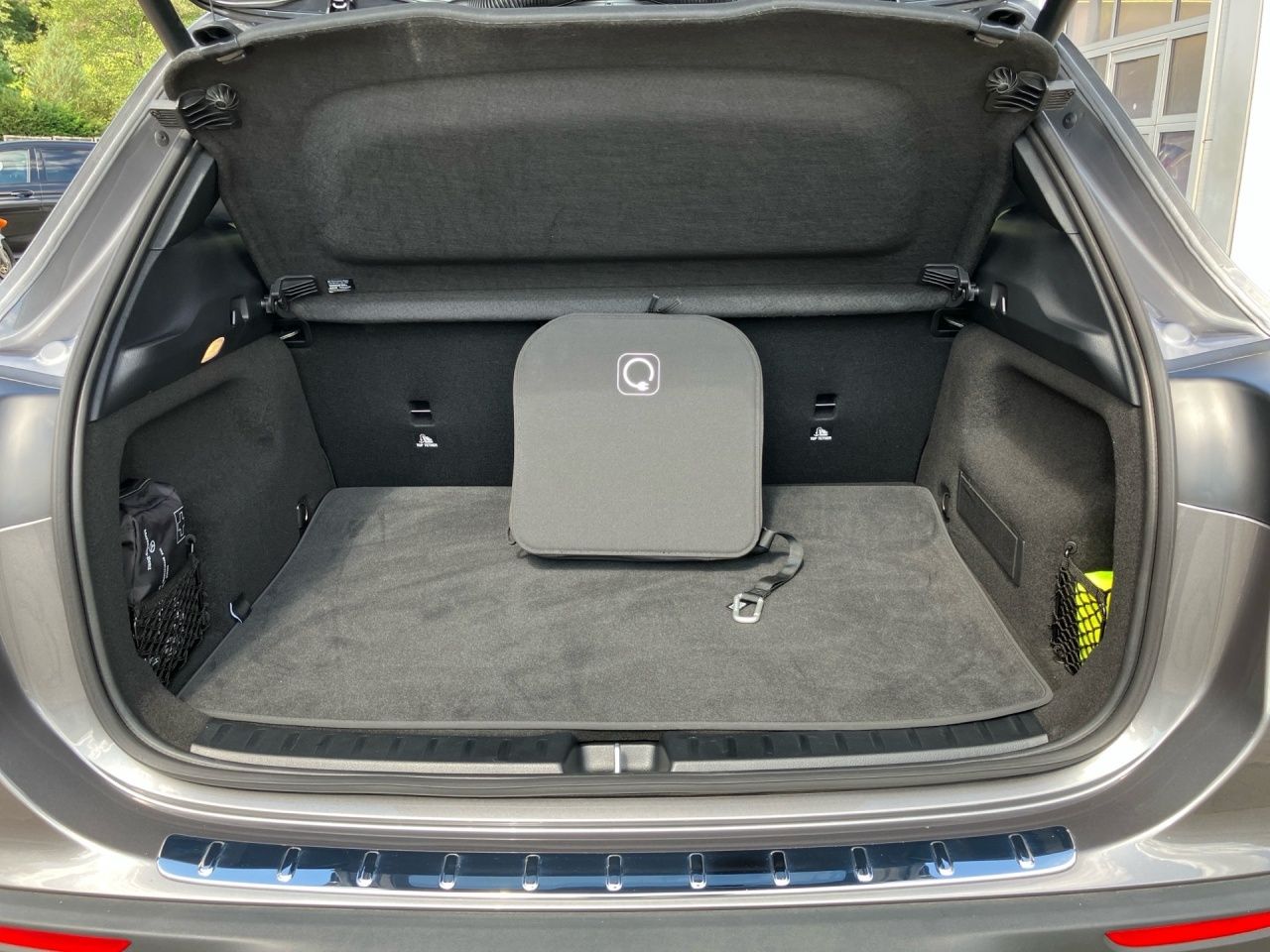Fahrzeugabbildung Mercedes-Benz EQA 300 4M BONUS+AHK+PANO+STHZ+LHZ+CARPL+TOTWIN+