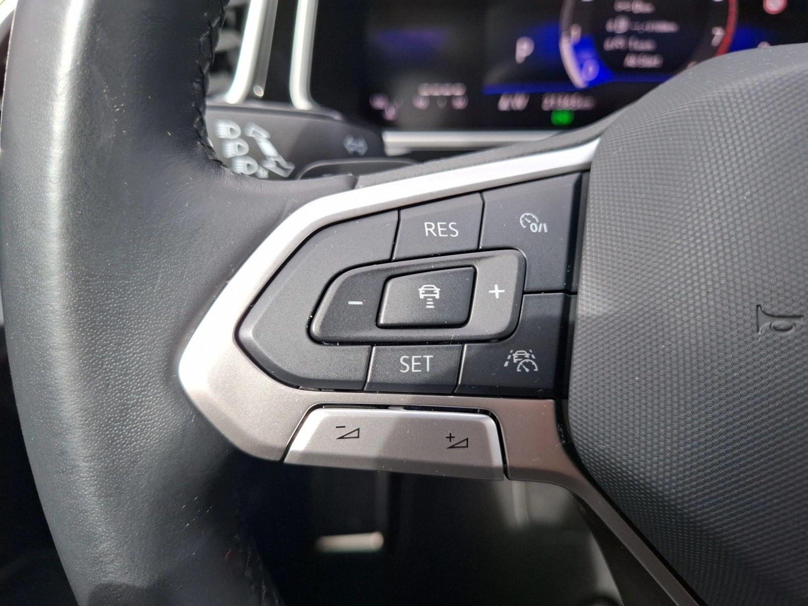 Fahrzeugabbildung Volkswagen T-Roc TSI R-Line DSG Matrix Navi AID ACC Park-As