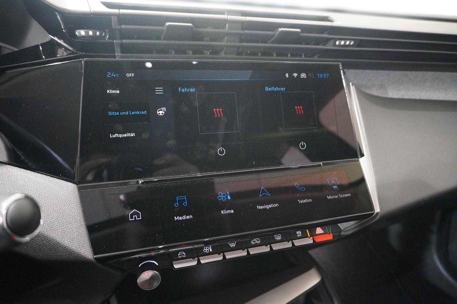 Fahrzeugabbildung Peugeot 308 SW 1.2 HYBRID ALLURE DSC NAVI/LED/KAMERA/DAB