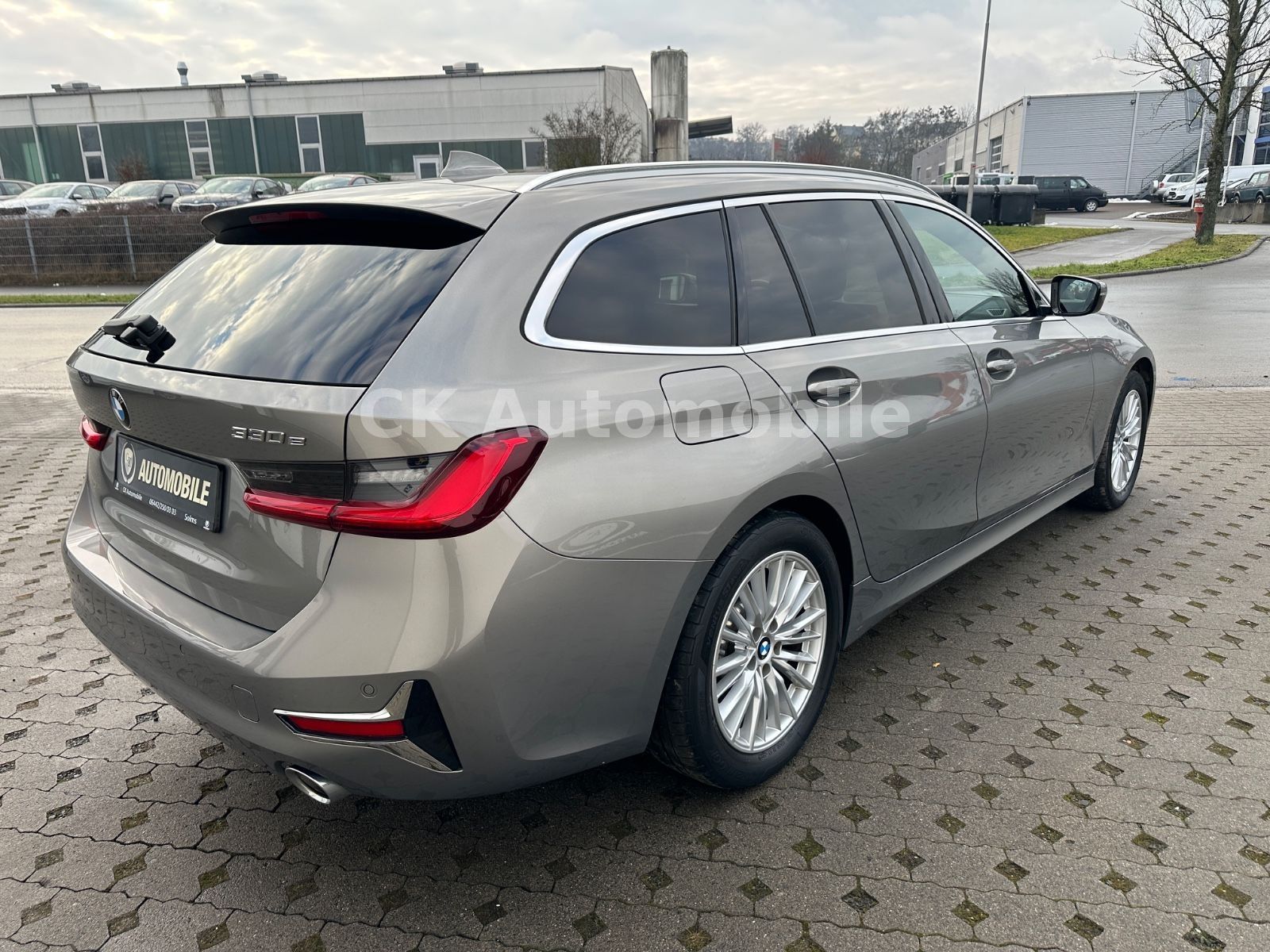 Fahrzeugabbildung BMW 330e Touring Luxury-Line/Leder/Head-Up/Pano/LED