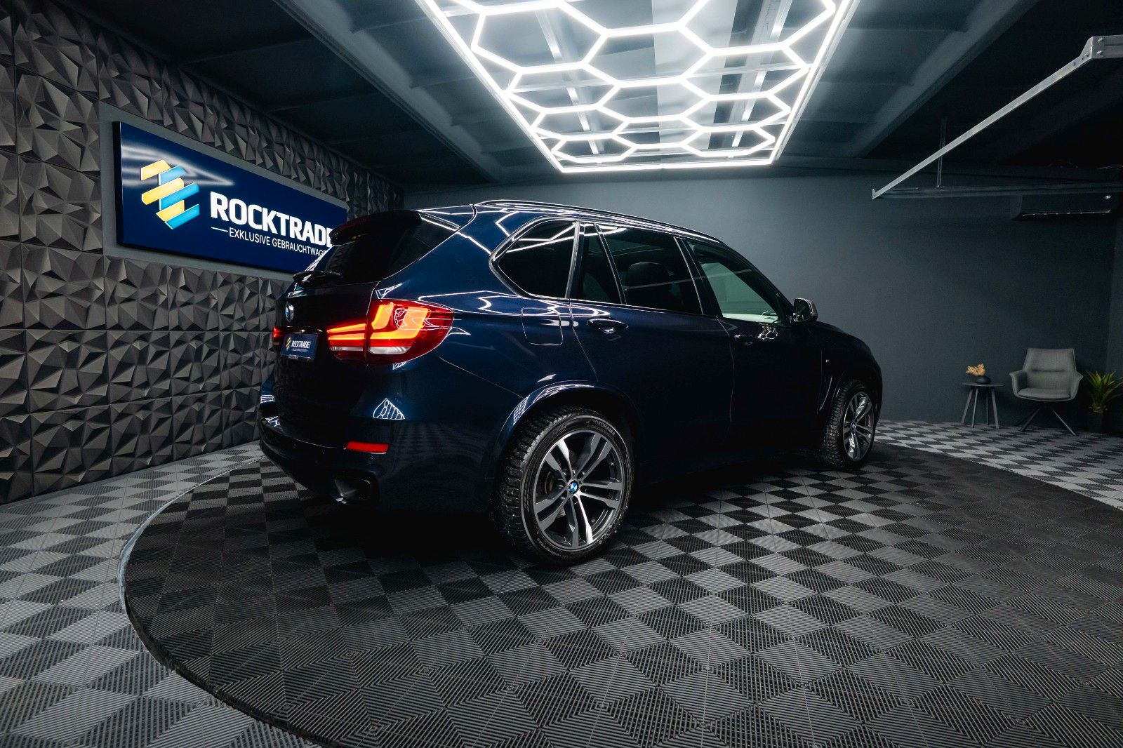 Fahrzeugabbildung BMW X5 M50d Performance *Pano*CarPlay*DAB*360°*  19%