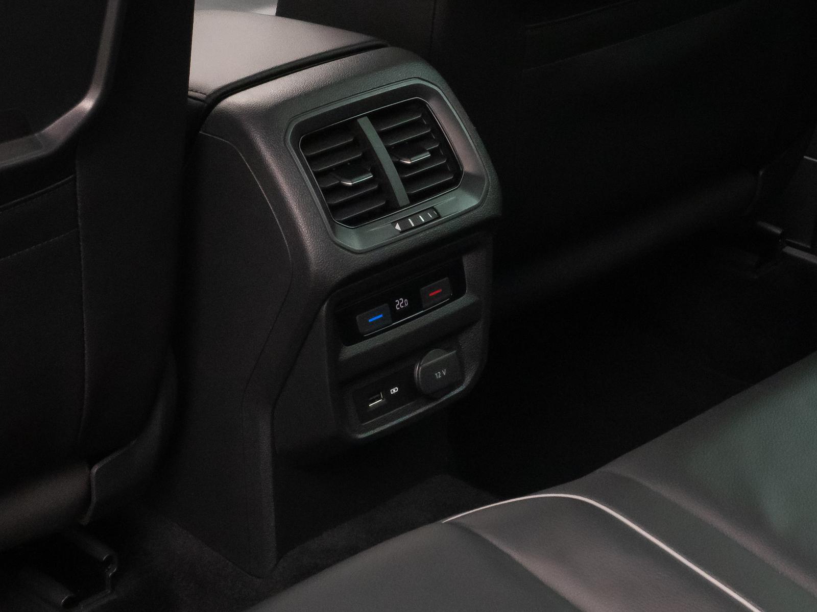 Volkswagen Tiguan Highline Kamera HUD DAB ACC LED 21Zoll