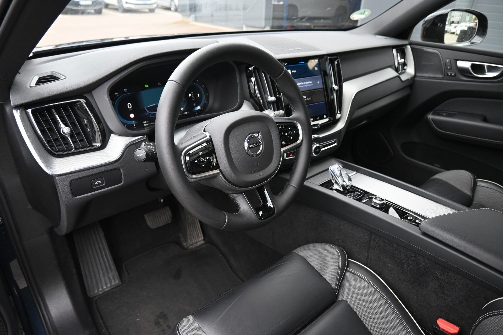 Fahrzeugabbildung Volvo XC60 B4D Plus Dark*LED*PANO*STHZ*360*H&K*BLIS