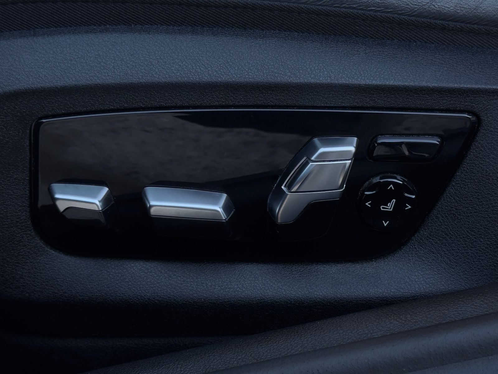 Fahrzeugabbildung BMW M550i xDr H&K 360° HUD Laser ACC SHD StdHz Nappa