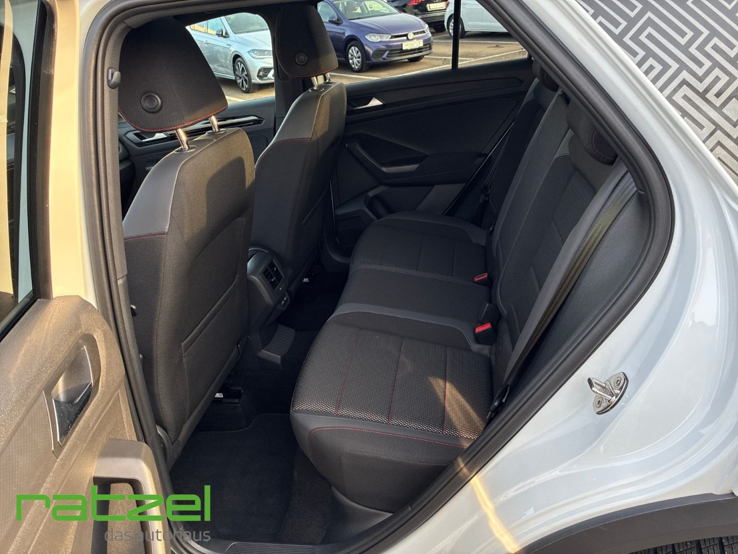 Fahrzeugabbildung Volkswagen T-Roc Sport 1.5 TSI DSG AHK+El. Panodach+Navi