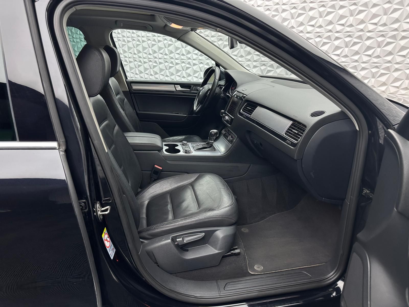 Fahrzeugabbildung Volkswagen TOUAREG 3.0TDI V6/LUFT/PANORAMA/AHK/LED/ACC/NAV