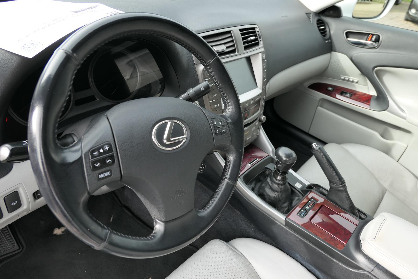 Lexus IS 250 V6 208ch - Attelage - Navi - Sièges ventilés - Xénon - Pneus toutes saisons