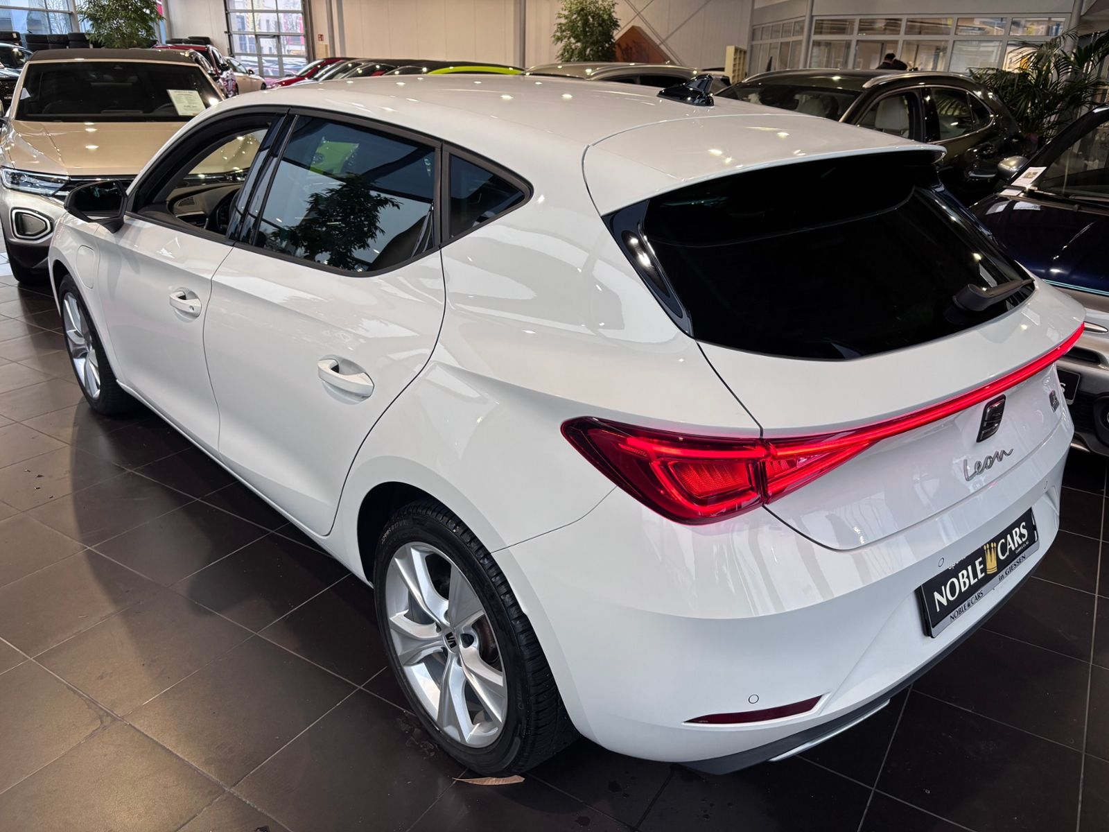 Fahrzeugabbildung SEAT Leon FR e-Hybrid LED NAVI ALU