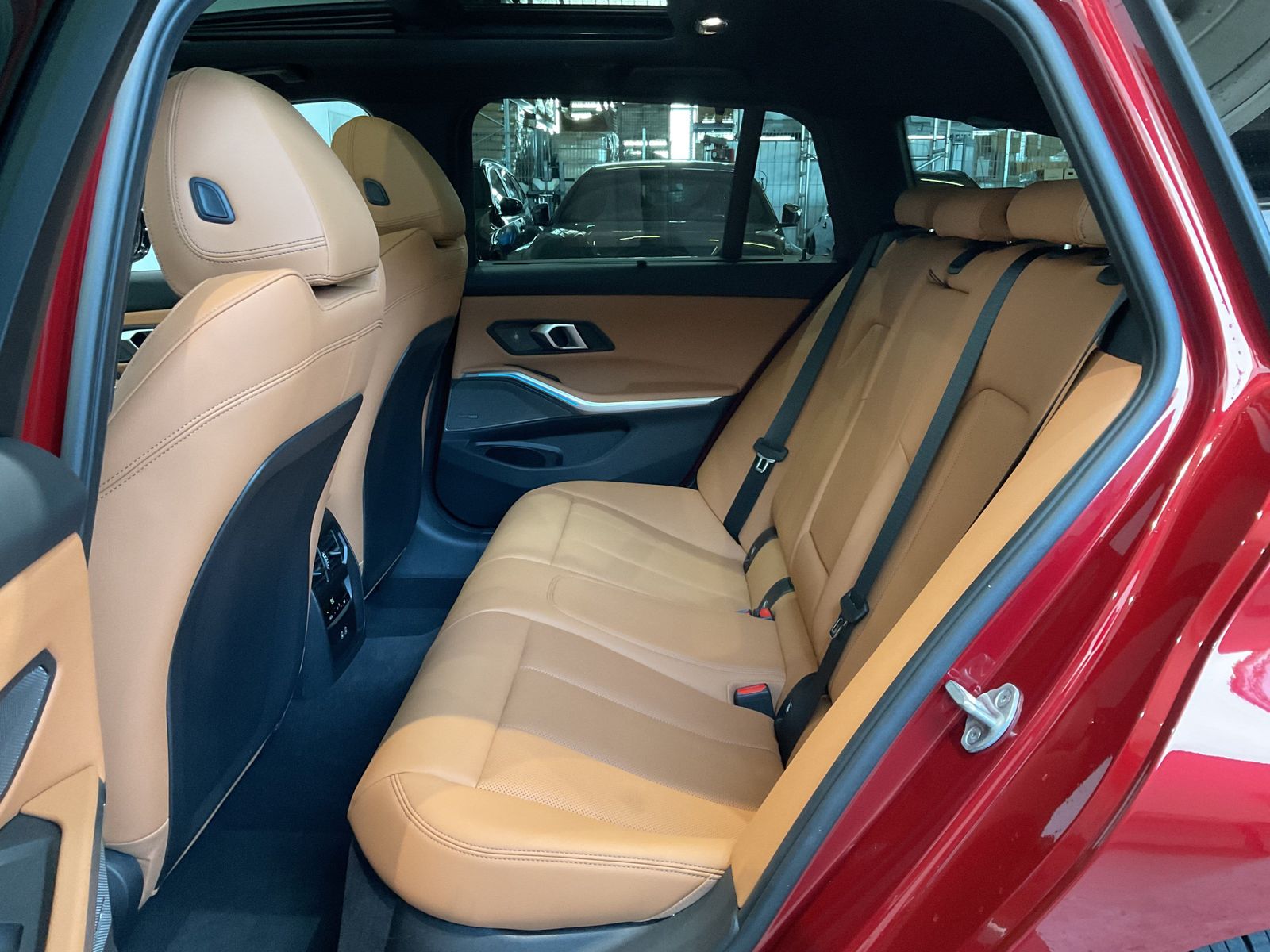 Fahrzeugabbildung BMW 330i xDrive M Sportpaket | Panorama-Glasdach | H