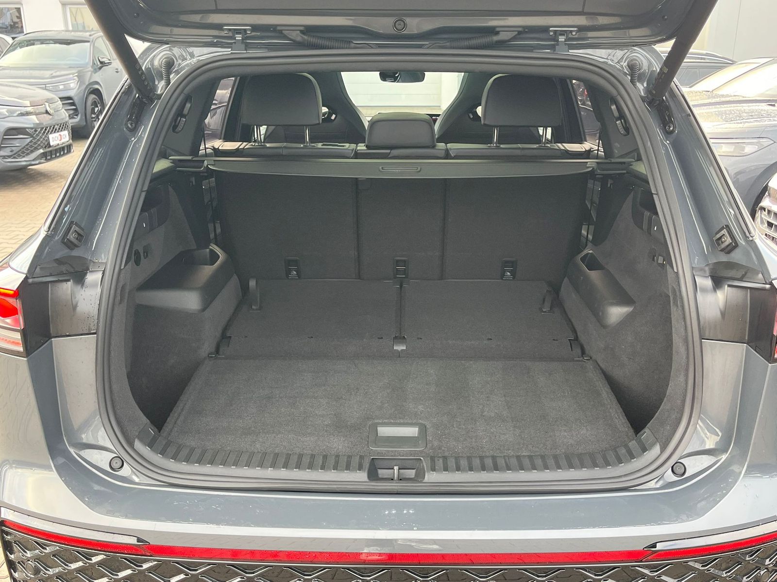 Fahrzeugabbildung Volkswagen Tayron 2.0 TDI 4M R-Line BLACK*7Si*MATRIX*PANO