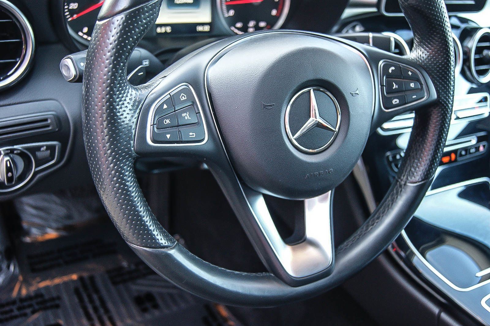 Fahrzeugabbildung Mercedes-Benz C 200 Coupe' Aut NAVIGATION PARKASSISTENT LEDER