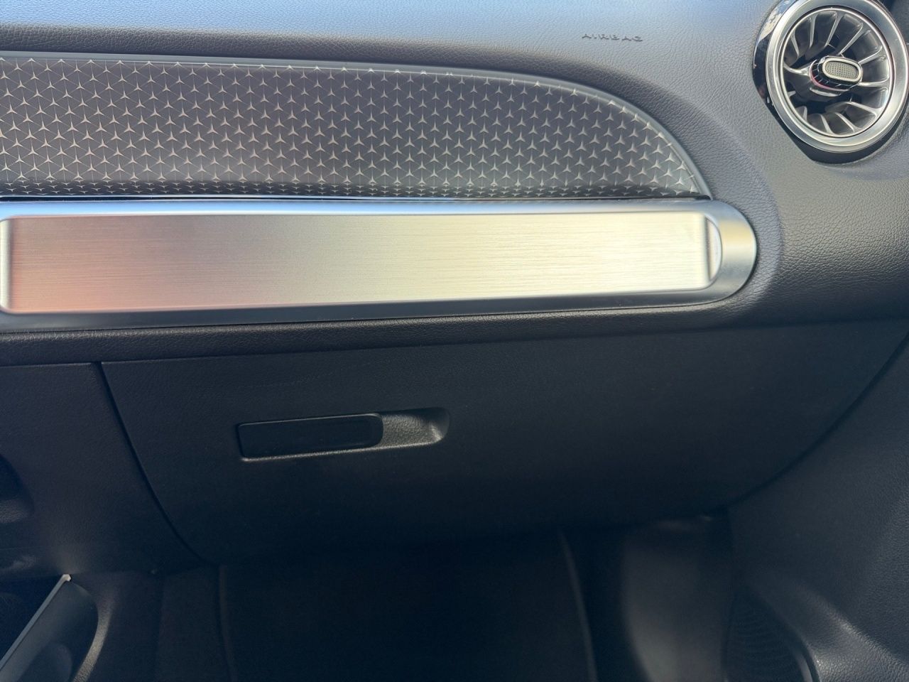 Fahrzeugabbildung Mercedes-Benz EQB 250+ BONUS+DISTRONIC+LENKRADHEIZ+AMBIENTE+