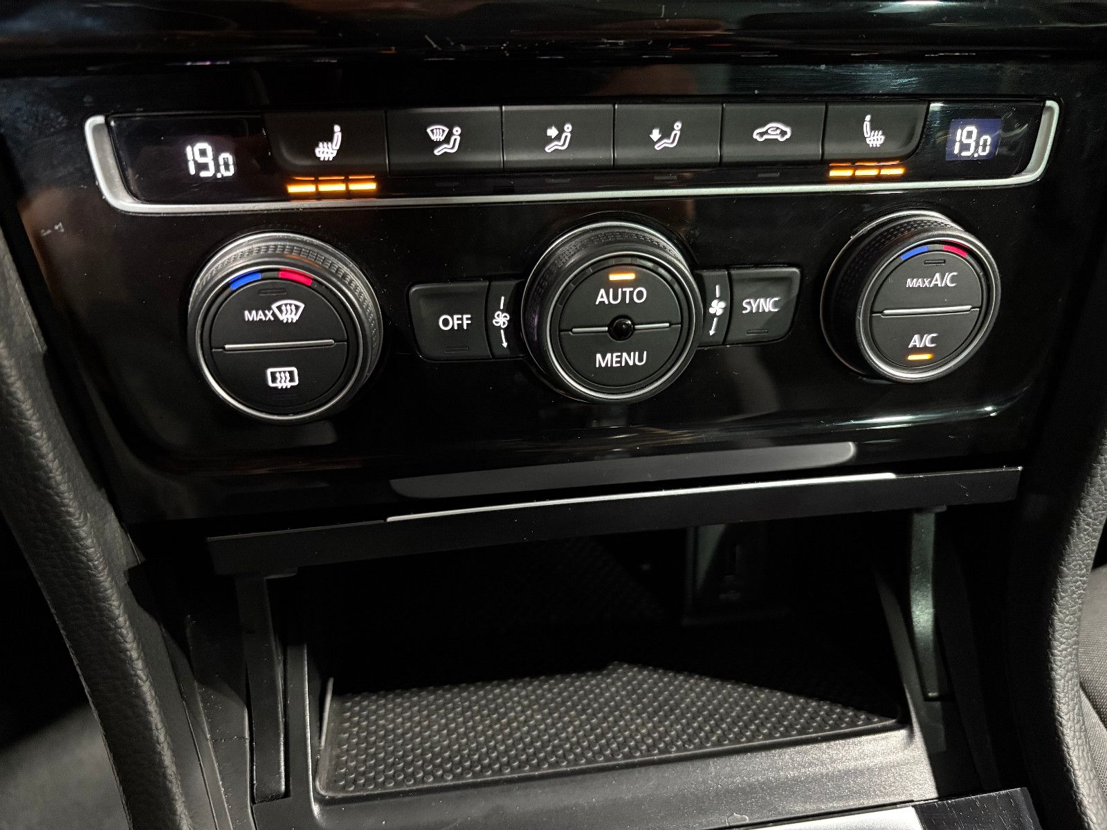 Fahrzeugabbildung Volkswagen Golf VII Lim. Allstar BMT/NAVI/PDC/SHZ/KLIMA/