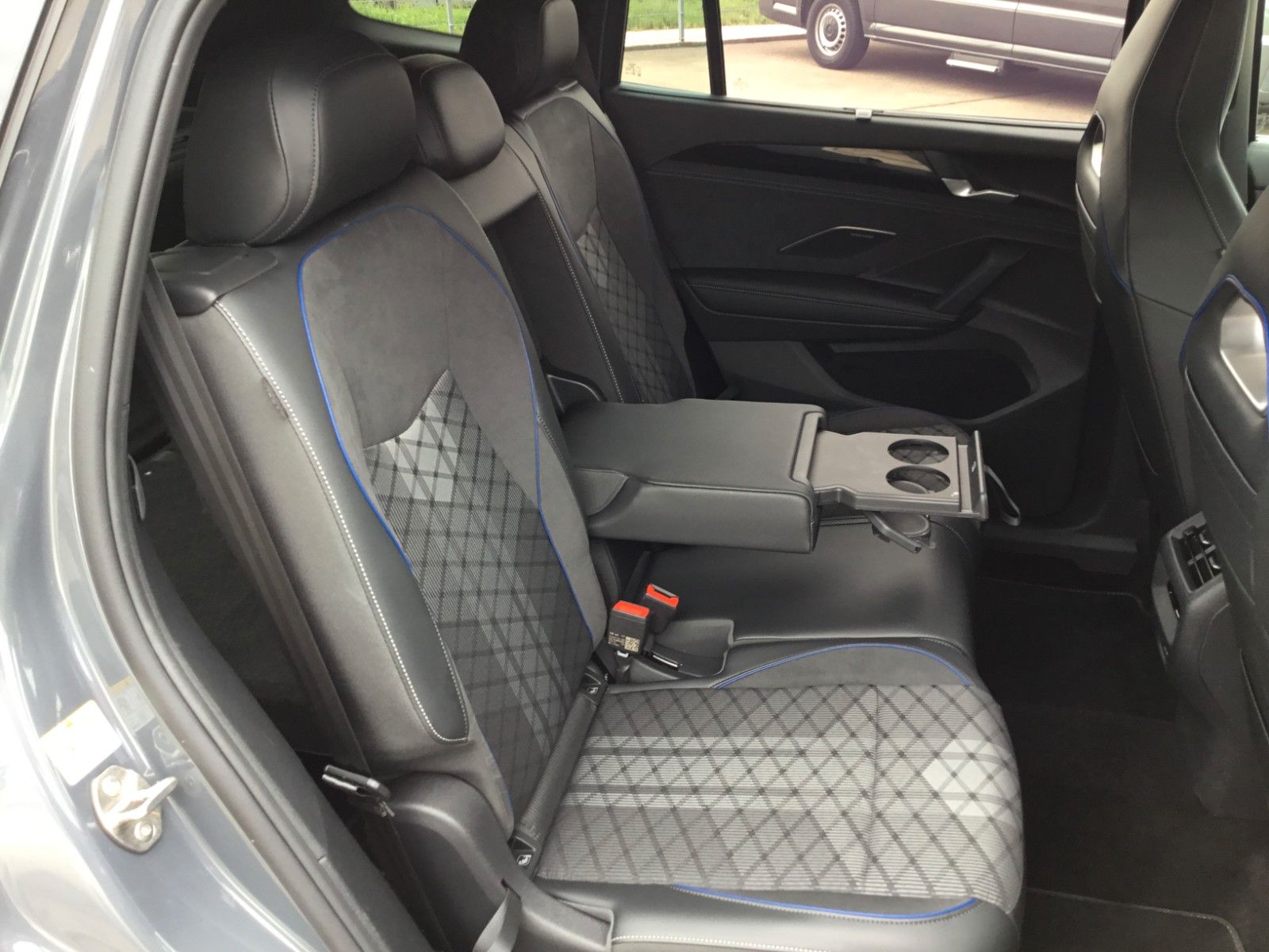 Fahrzeugabbildung Volkswagen Tayron 2.0 TSI DSG 4M R-Line+7S+Pano+AHK+Headup