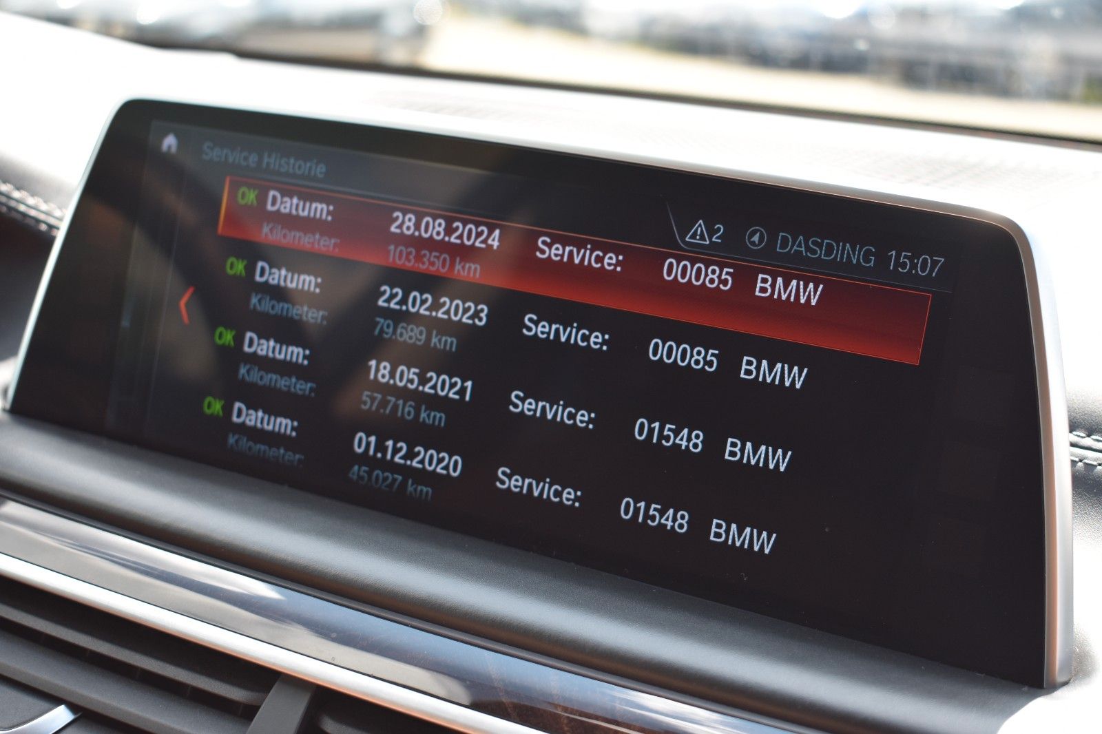 Fahrzeugabbildung BMW 750i xDrive M Sport Gestik Applecar H&K Garantie