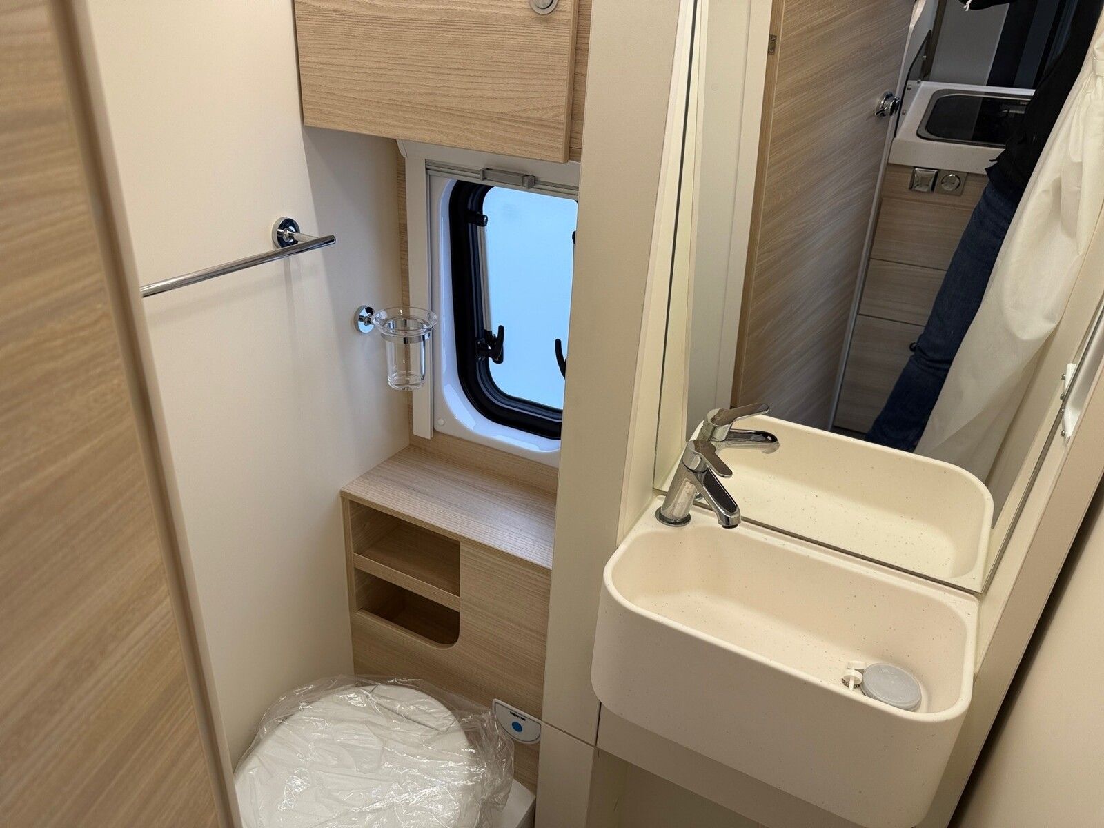 Fahrzeugabbildung Eura Mobil Van V 635 EB Automatik, 180 PS, Fahrassistenz